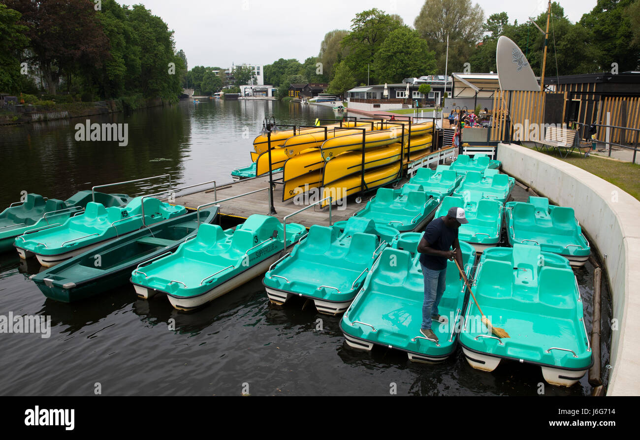 Hamburg, Germany. 19th May, 2017. An employee cleans pedal boats of the boat  hire 'Supper Club' on the Isebeck Canal in Hamburg, Germany, 19 May 2017.  With its three rivers and numerous