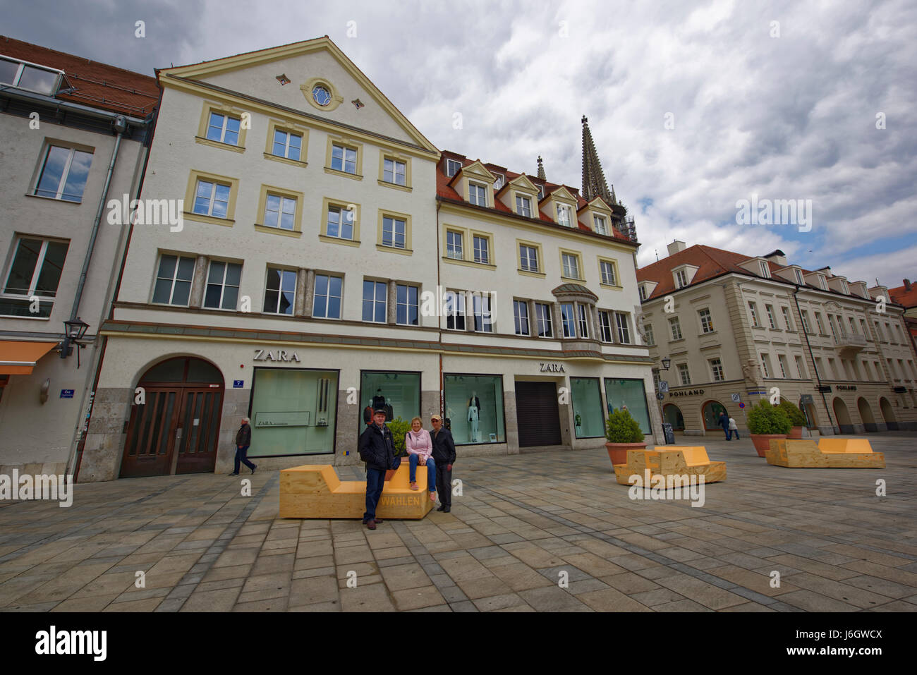 Regensburg (von lateinisch Castra Regina; auch lat. Ratisbona und Ratispona) ist die Hauptstadt des Regierungsbezirks Oberpfalz mit Sitz der Regierung Stock Photo