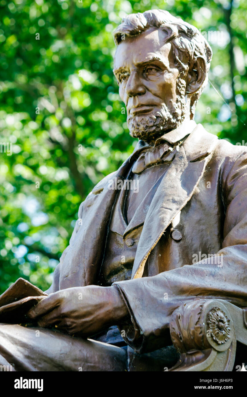 Kenosha Wisconsin,Library Park,President Abraham Lincoln,bronze statue,sculptor Charles Henry Niehous,commemorate,honor,history,politics,public art ar Stock Photo