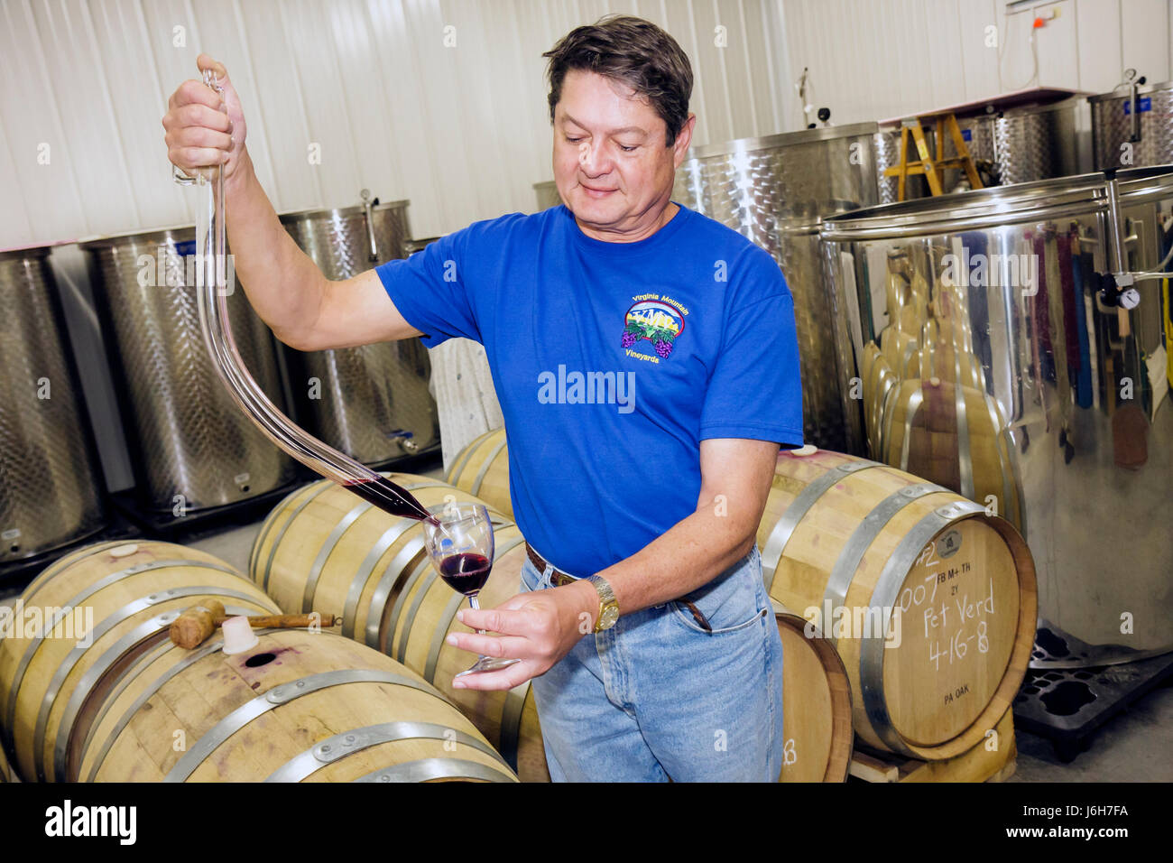 Virginia Fincastle,Virginia Mountain Vineyards,vineyard,winemaker,testing,pouring,barrels,glass,wine,VA080503040 Stock Photo