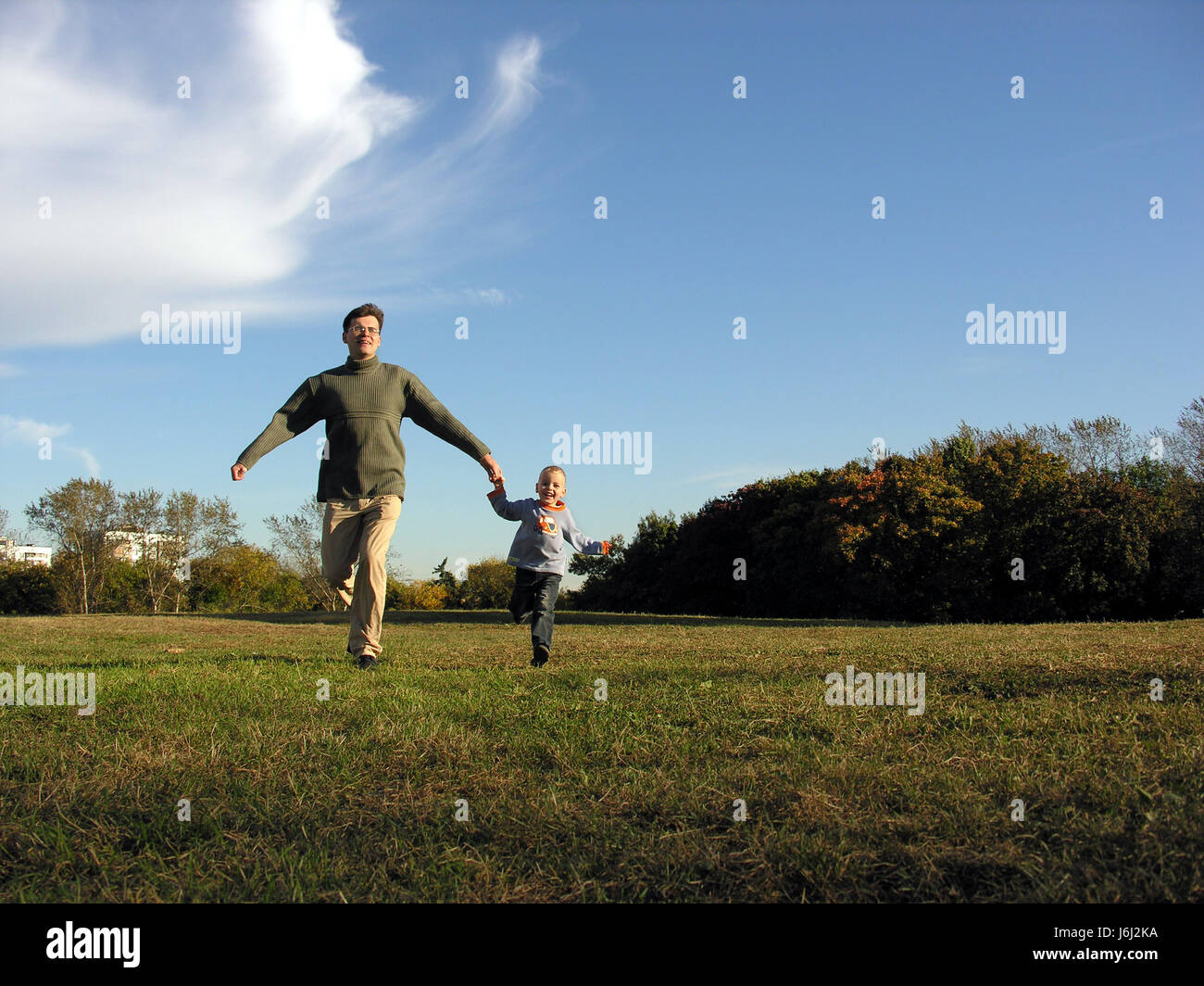 Ребенок убегает. Сын бежит. Ребенок бежит к родителям. Беги сын беги. Бежит навстречу с отцом.