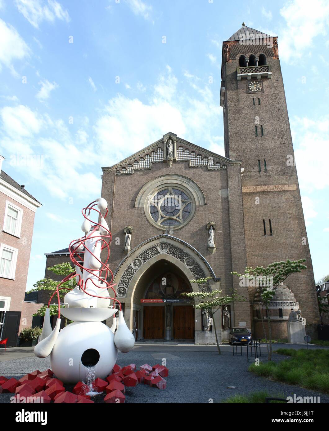 Jheronimus Bosch Art Center in former Sint-Jacobs Church at Jeroen Boschplein, city of Den Bosch, Netherlands. Fountain is by sculptor Ruudt Peters Stock Photo