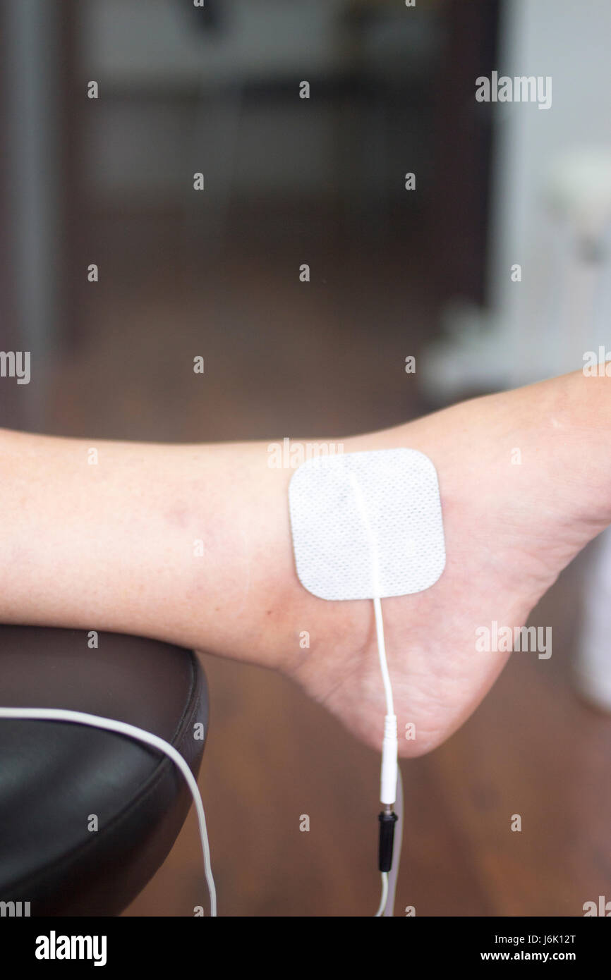 Physical therapy mecical clinic physiotherapy electrical impulse shock treatment for leg injury