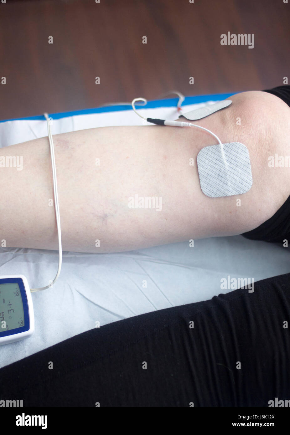 Physical therapy mecical clinic physiotherapy electrical impulse shock treatment for leg injury