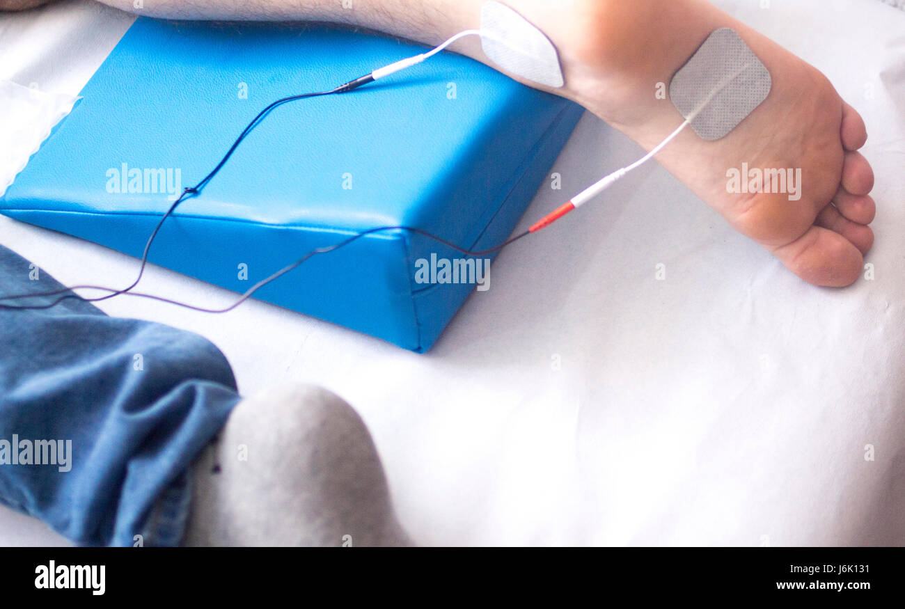 Physical therapy mecical clinic physiotherapy electrical impulse shock treatment for leg injury