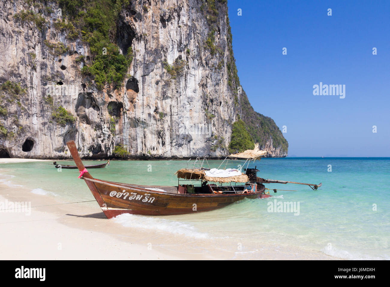 Traditional long tail fishing boat beached on Koh Lao Liang, Trang, Thailand Stock Photo