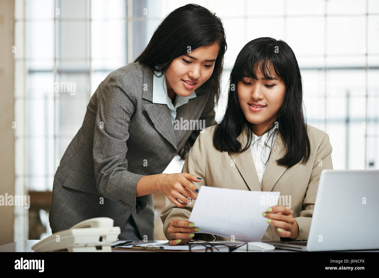 discussion between the manager and her assistant Stock Photo Alamy