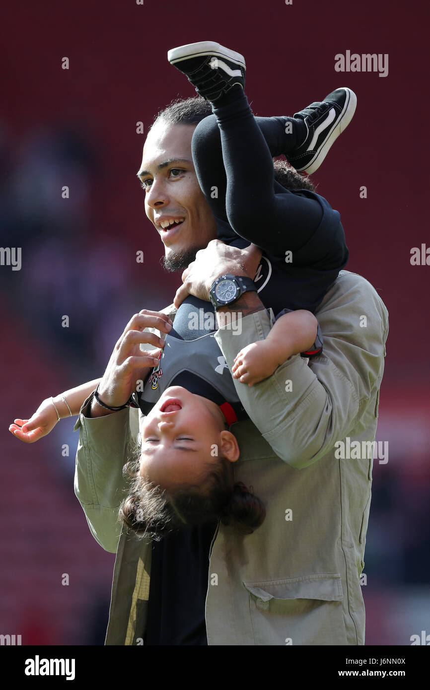 Southampton's Virgil van Dijk with daughter Nila after the final whistle  during the Premier League match at St Mary's Stadium, Southampton Stock  Photo - Alamy