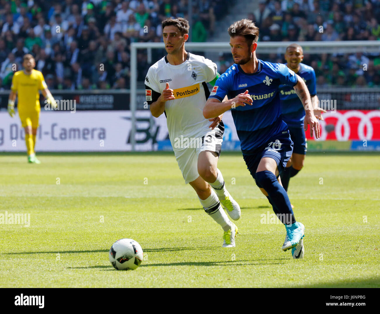 sports, football, Bundesliga, 2016/2017, Borussia Moenchengladbach vs SV Darmstadt 98 2:2, Stadium Borussia Park, scene of the match, Marcel Heller (Darmstadt) in ball possession, behind team captain Lars Stindl (MG) Stock Photo