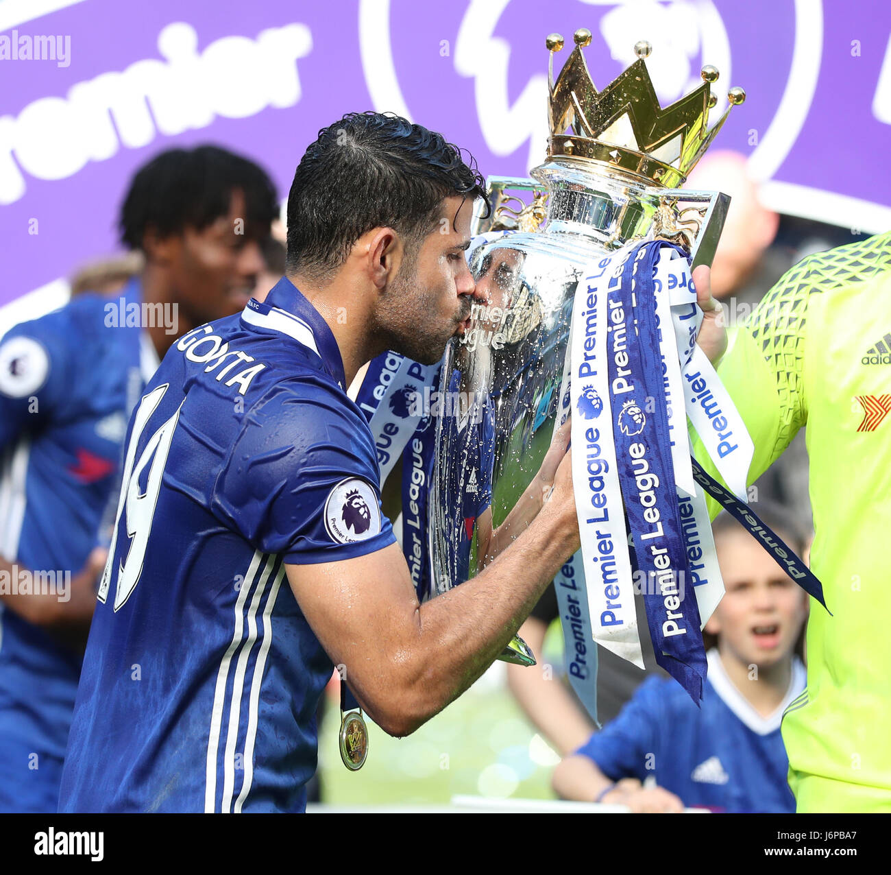Chelsea S Diego Costa Kisses The Premier League Trophy Following The Stock Photo Alamy