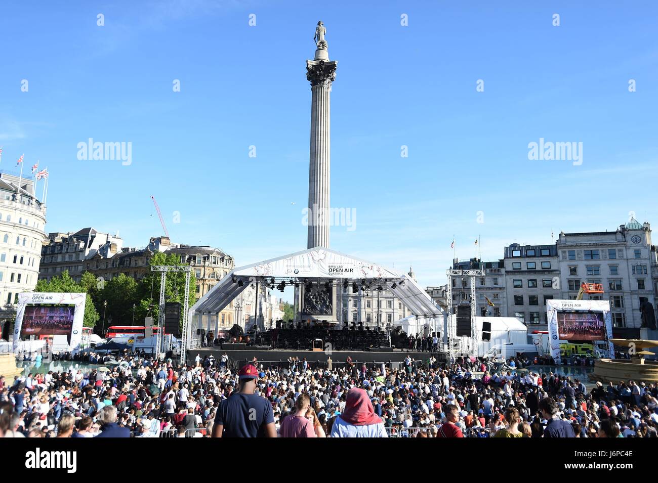 The audience waiting in Trafalgar Square, central London, for the London Symphony Orchestra to play a programme of Rachmaninov. Stock Photo