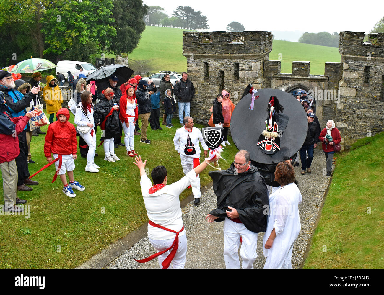 Padstow, Cornwall, UK. 1st May 2016. The Red Oss arrives at Prideaux Place in Padstow during the May Day Obby Oss celebrations. Stock Photo