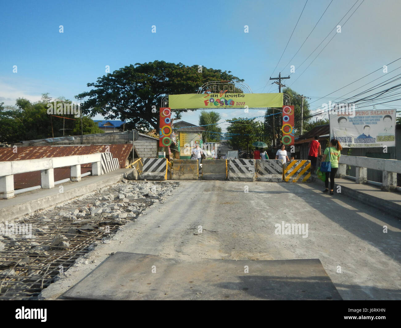 The Vicente Bridge spans the Sapo River and Maisac Creek in Santo Tomas ...