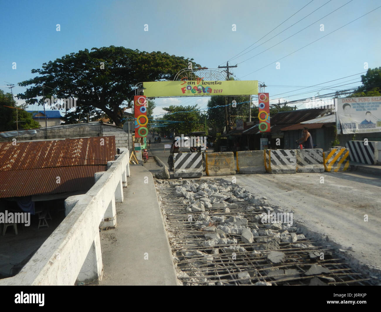 The Vicente Bridge spans the Sapo River and Maisac Creek in Santo Tomas ...