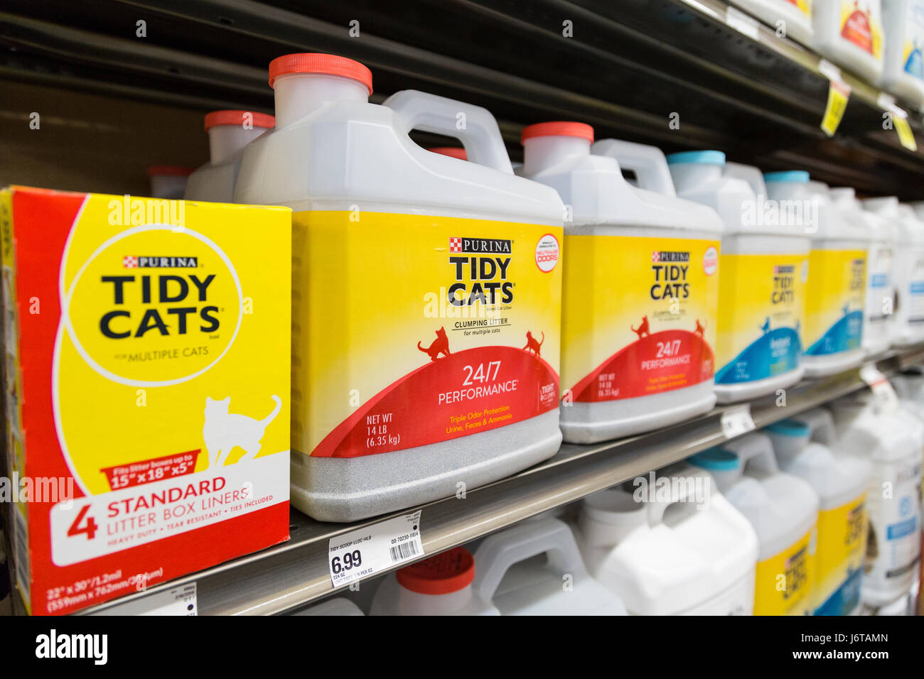 plastic containers of Purina Tidy Cats brand cat litter on the shelf of a grocery store Stock Photo