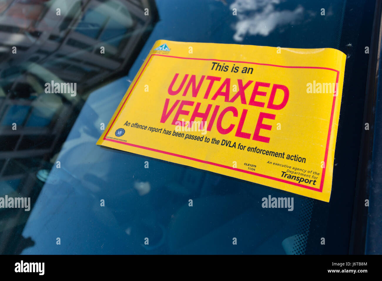 An Untaxed vehicle sign on a car windscreen Stock Photo