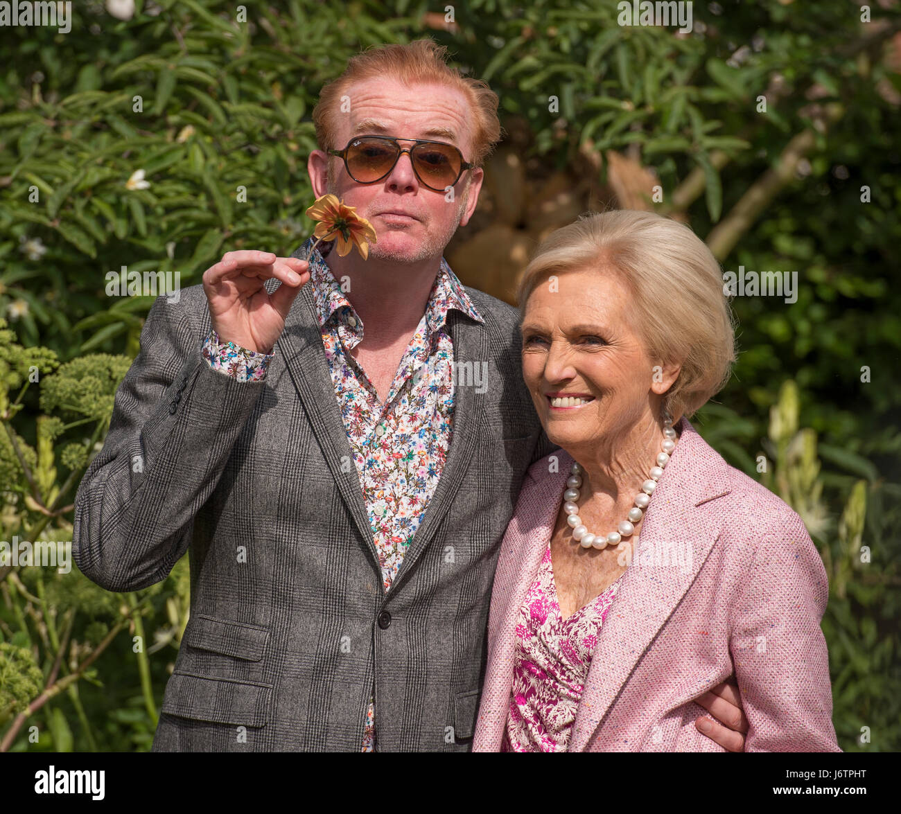 The Royal Hospital Chelsea, London, UK. 22nd May, 2017. The annual pinnacle of the horticultural calendar, the RHS Chelsea Flower Show, preview day with celebrities visiting. Photo: TV presenters Chris Evans and Mary Berry on the BBC2 Chris Evans Taste Garden celebrate the tastiest plants grown in UK gardens. Credit: Malcolm Park editorial/Alamy Live News. Stock Photo