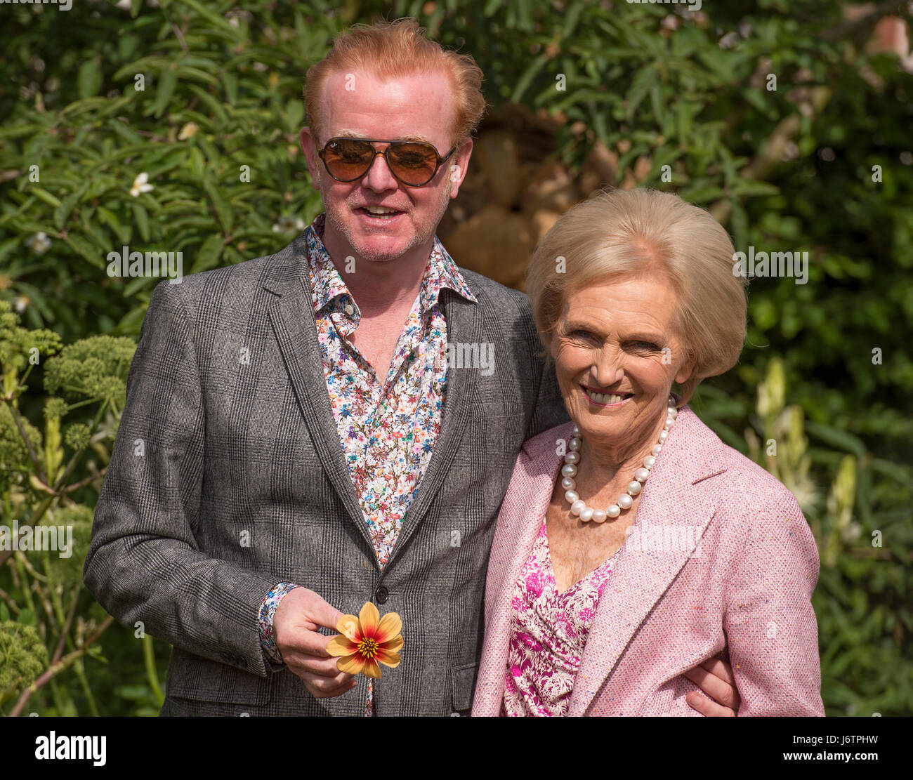 Chelsea flower show tv presenters hires stock photography and images Alamy