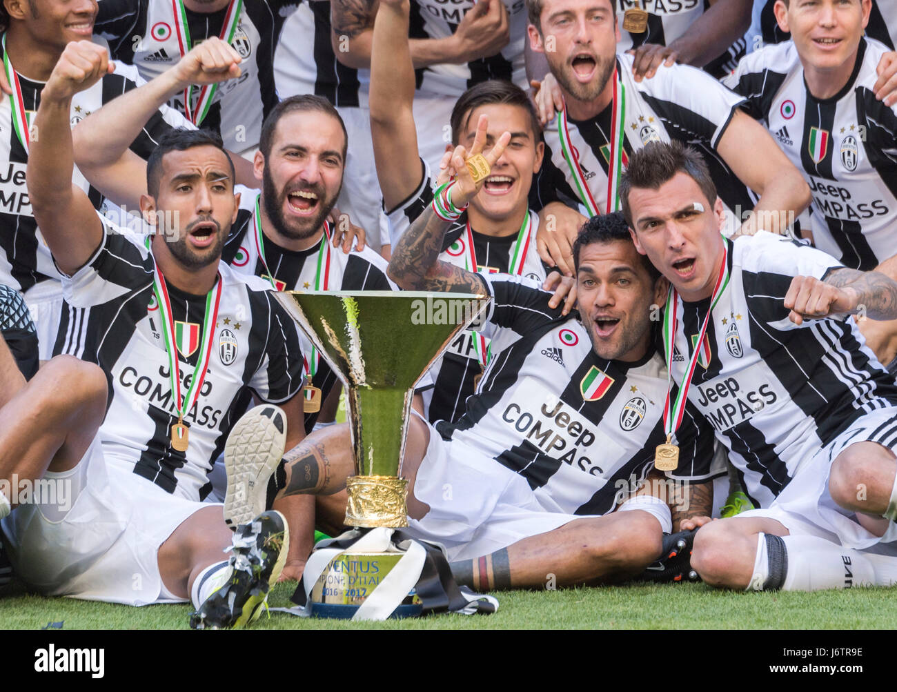 La Juventus alza il trofeo dello scudetto - photogallery - Rai News
