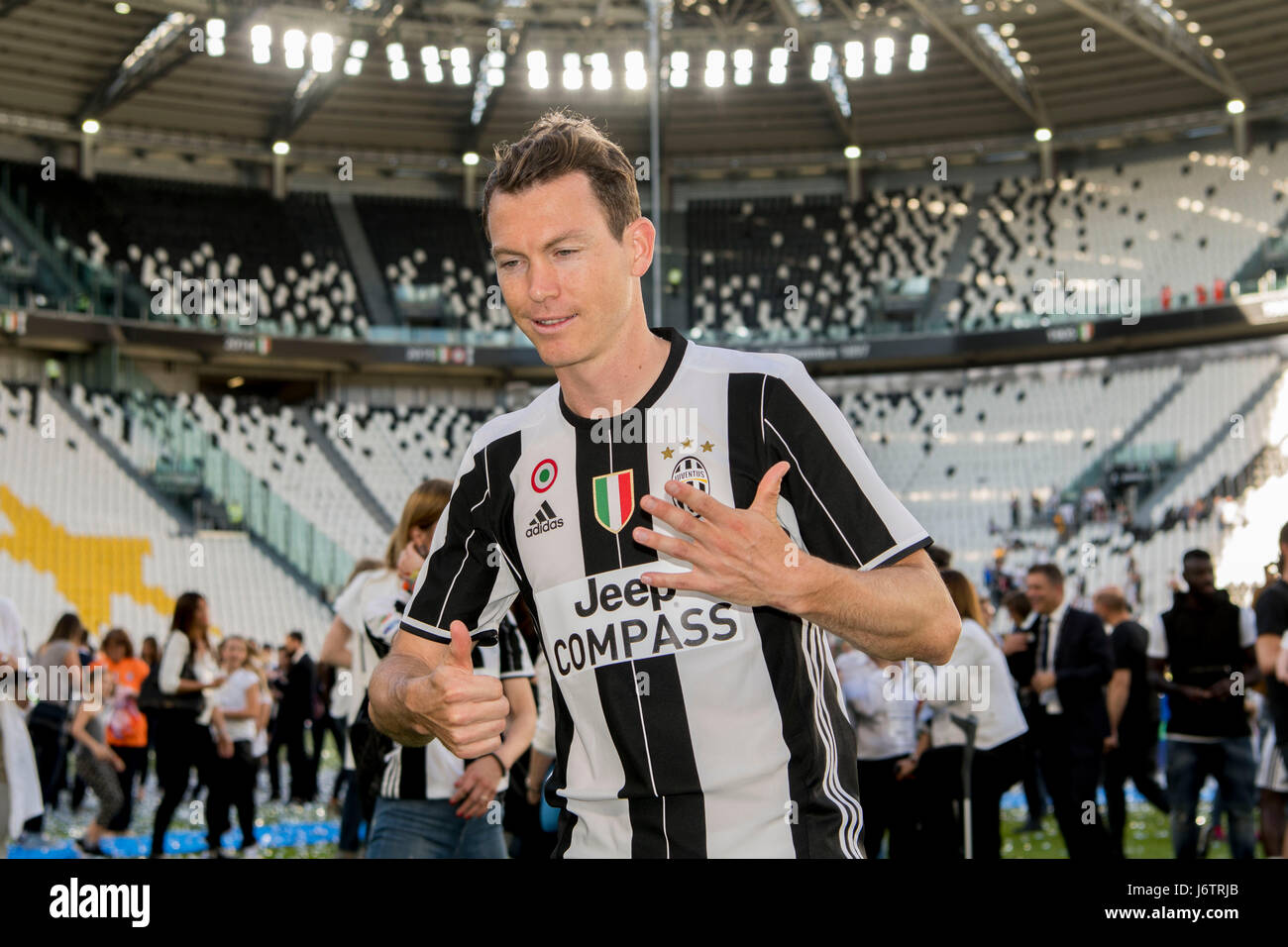 Juventus stephan lichtsteiner celebrates after hi-res stock photography and  images - Alamy, image size:1300x956