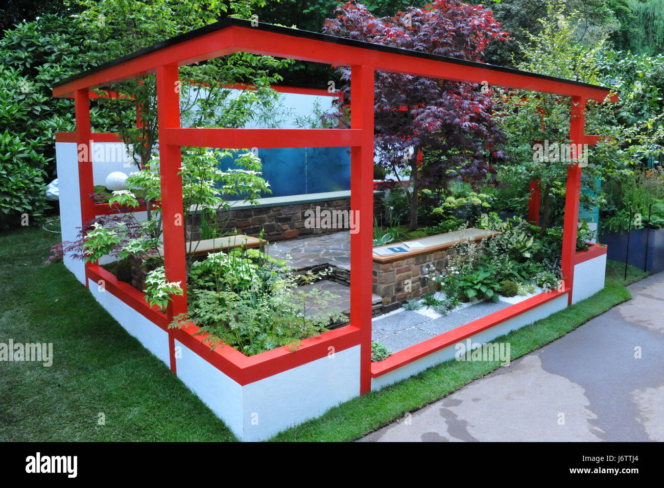London, UK. 22nd May, 2017. The Hagakure - Hidden Leaves Garden (designed by Shuko Noda), one of the nine beautiful and elegant Artisan gardens on display at the 2017 RHS Chelsea Flower Show which opened today, London, UK.  Artisan gardens revitalise traditional designs, materials and methods with new approaches to craft and craftsmanship. Representing some of the most imaginative and inspiring designs, these smaller gardens put a modern twist on timeless rustic ideas. Credit: Michael Preston/Alamy Live News Stock Photo