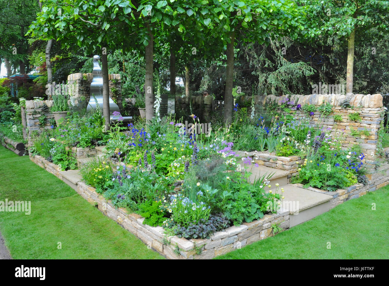 London, UK. 22nd May, 2017. The Poetry Lover's Garden (designed by Fiona Cadwallader), one of the nine beautiful and elegant Artisan gardens on display at the 2017 RHS Chelsea Flower Show which opened today, London, UK.  Artisan gardens revitalise traditional designs, materials and methods with new approaches to craft and craftsmanship. Representing some of the most imaginative and inspiring designs, these smaller gardens put a modern twist on timeless rustic ideas. Credit: Michael Preston/Alamy Live News Stock Photo