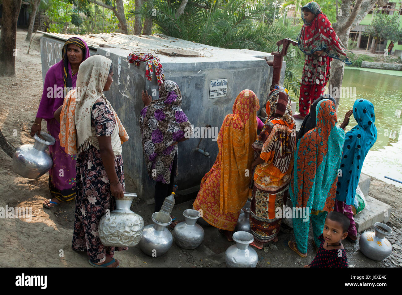 Women collect drinking water at Burigoalini. Satkhira, Bangladesh Stock Photo