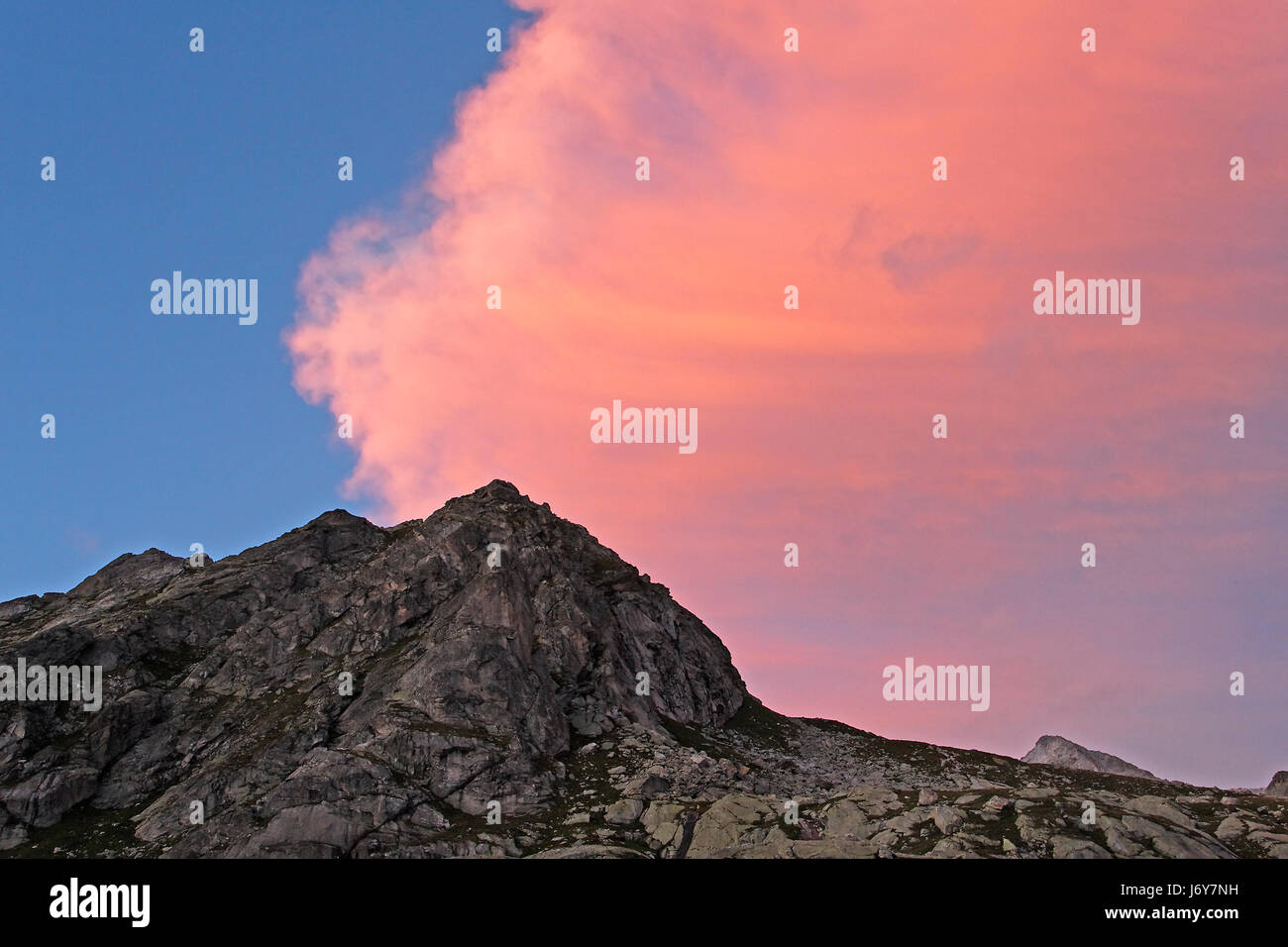 Wolke gewitter alpenbergellfarbewind hires stock photography and