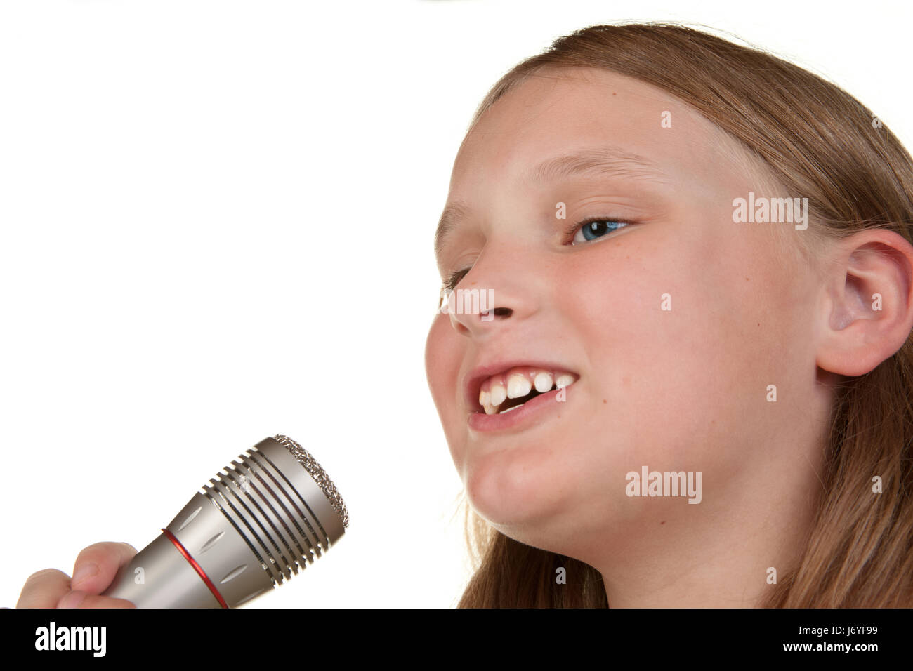 Включи белый петь. Девочка подросток поет. Молодая девочка поет. Петь на белом фоне. Молодежь поет на белом фоне.