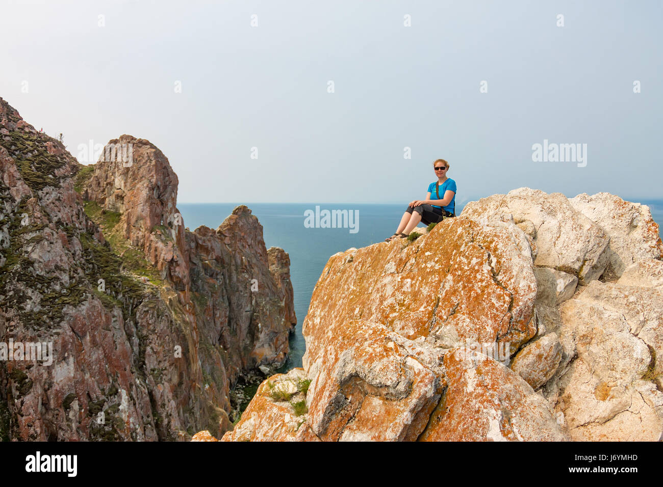 Girl sitting on edge cliff hi-res stock photography and images - Alamy