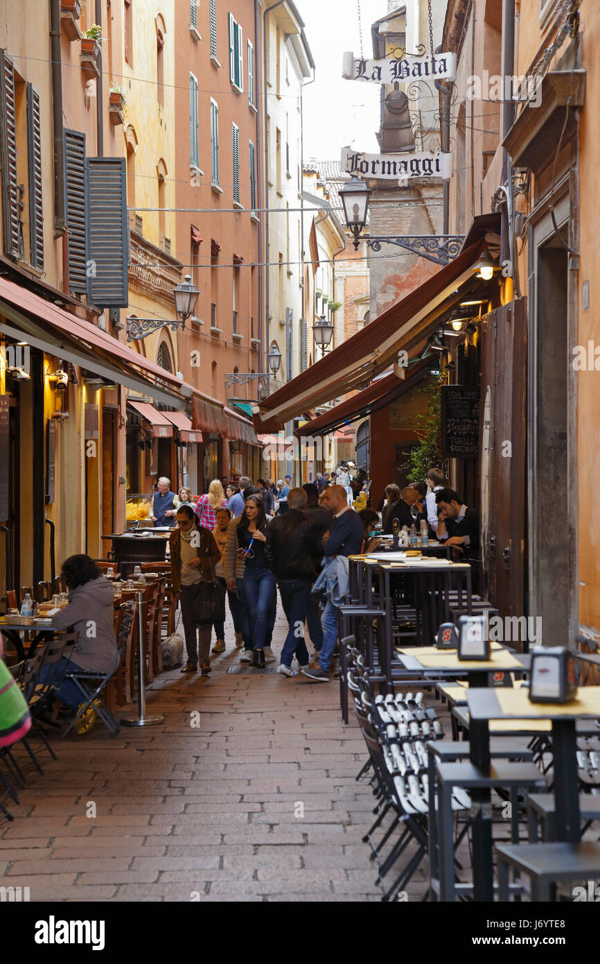 Cafes and bars on 'Foodie Street' Via Pescherie Vecchie, street of the Old Fish Mongers, Bologna, Emilia-Romagna, Italy, Europe. Stock Photo