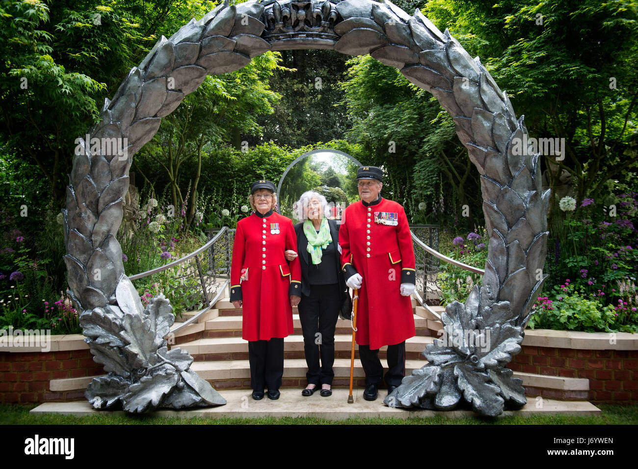 Chelsea Pensioners join Tania Szabo, daughter of WWII SOE Agent Violette Szabo, at the Commonwealth War Graves Commission (CWGC) Centenary Garden during the press preview of the RHS Chelsea Flower Show at the Royal Hospital Chelsea, London. Stock Photo