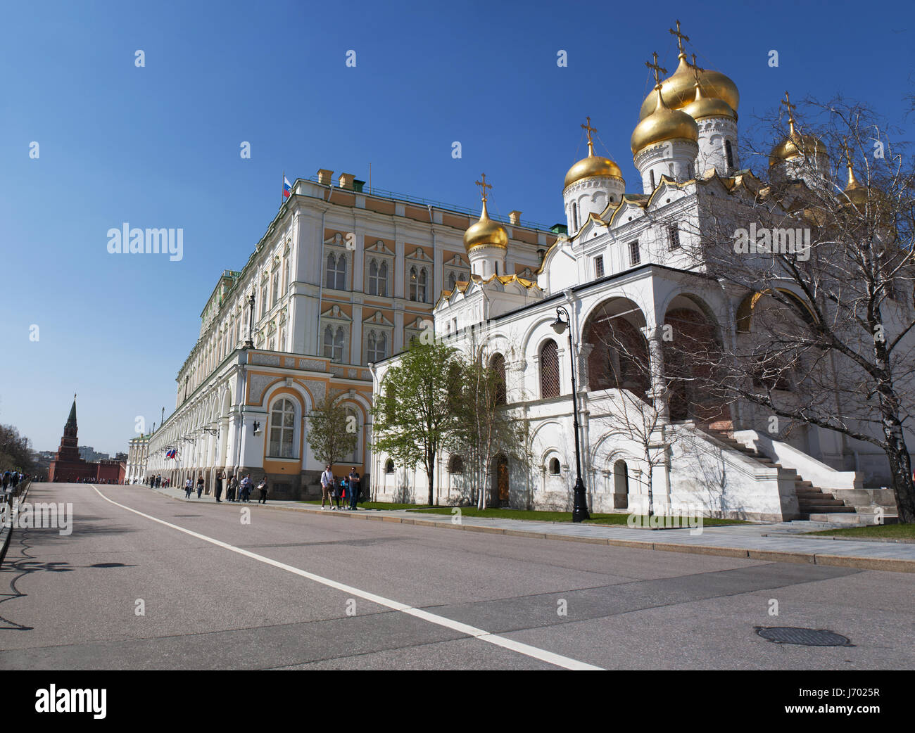 Russia, Moscow Kremlin: the Grand Kremlin Palace, headquarter of Russian government institutions, and the Cathedral of the Annunciation Stock Photo