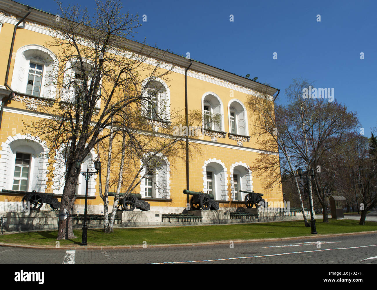 Moscow Kremlin, Russia: the cannons and mortars of the Great Army exhibited along the Arsenal yellow building, a former armory built in 1736 Stock Photo