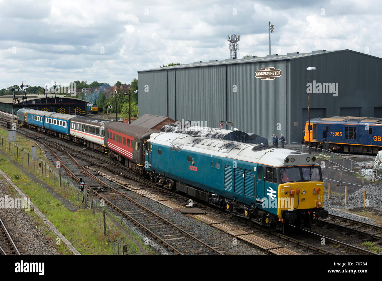 Class 50 diesel locomotive No 50008 'Thunderer' pulling a train at the Severn Valley Railway, Kidderminster, UK Stock Photo