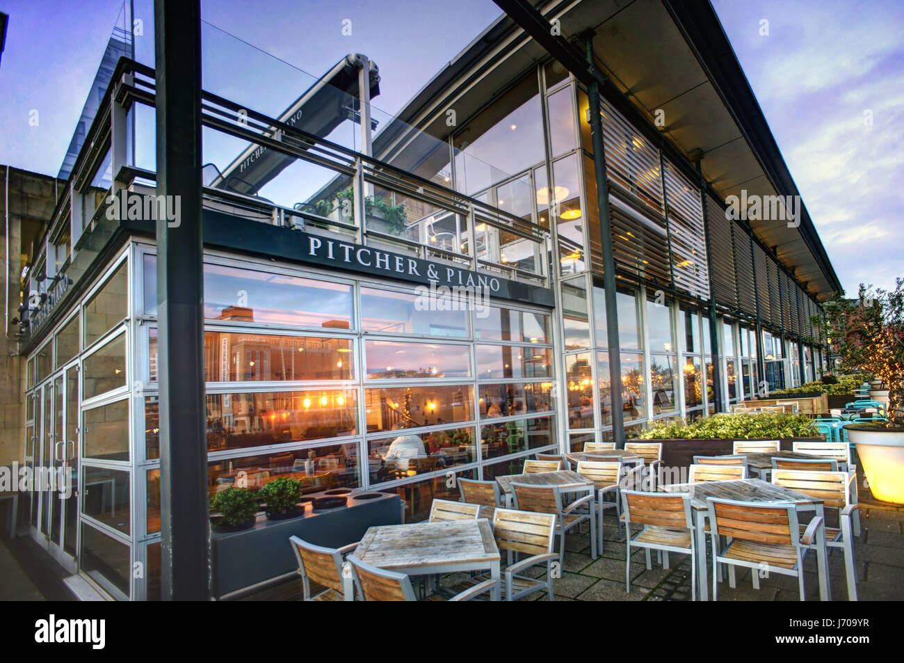 Pitcher and Piano pub, Newcastle Gateshead quayside Stock Photo - Alamy