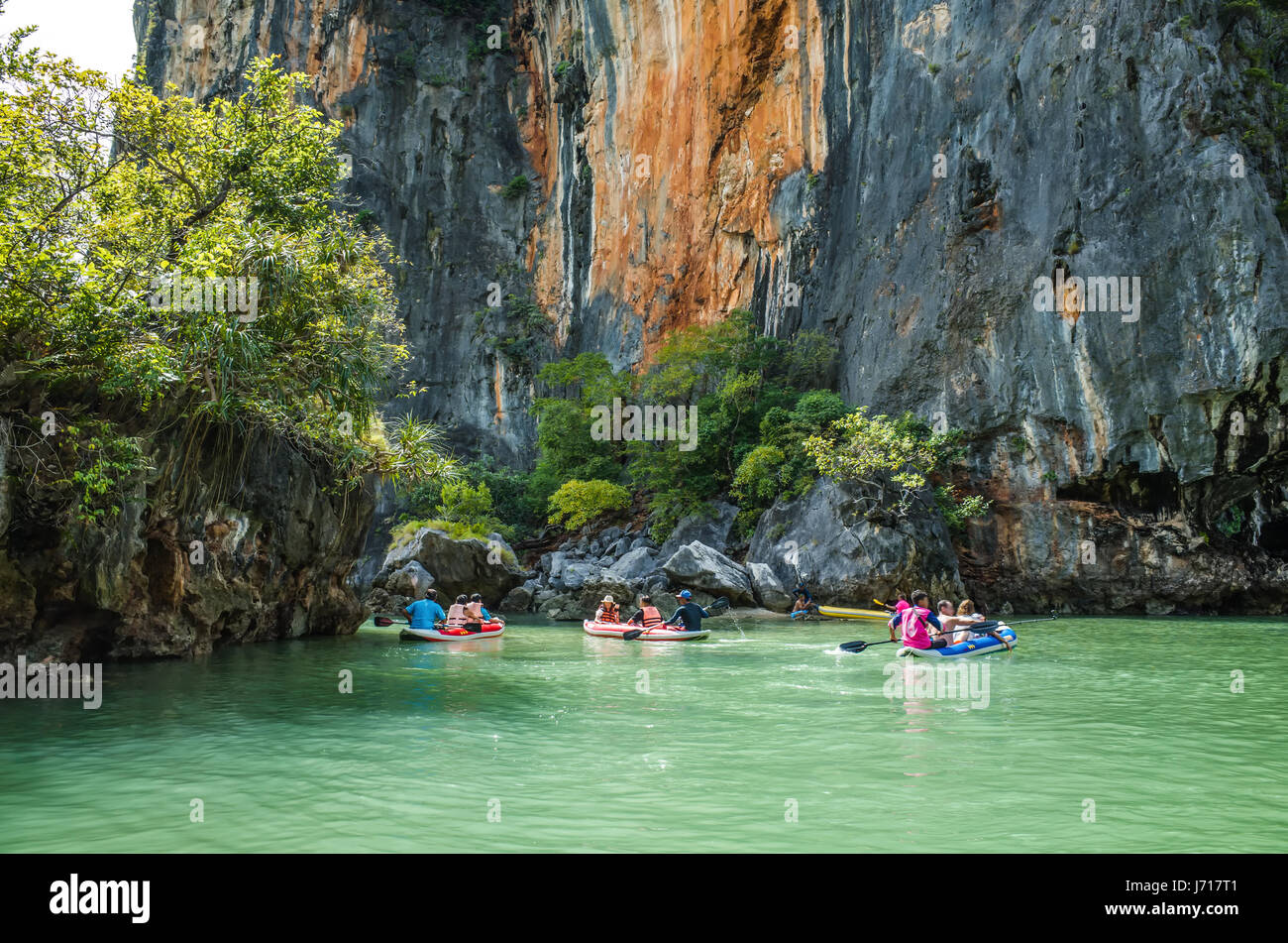 kayaking-tourists-on-the-islands-of-phuket-phang-nga-bay-thailand