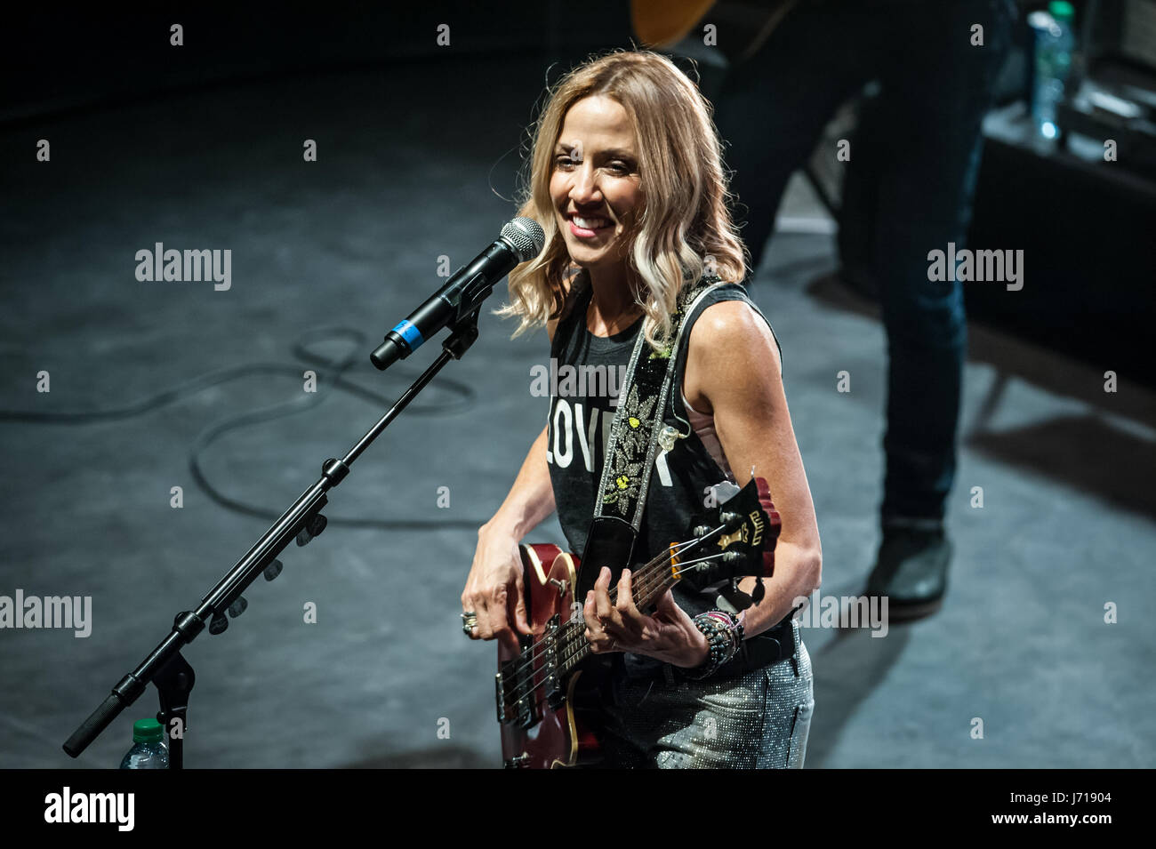 Sheryl Crow Live in Concert Stock Photo - Alamy