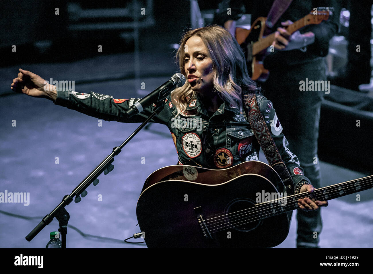 Sheryl Crow Live in Concert Stock Photo - Alamy