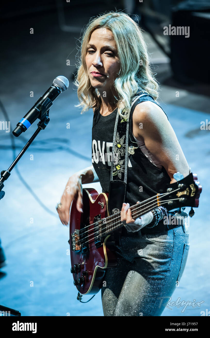 Sheryl Crow Live in Concert Stock Photo - Alamy