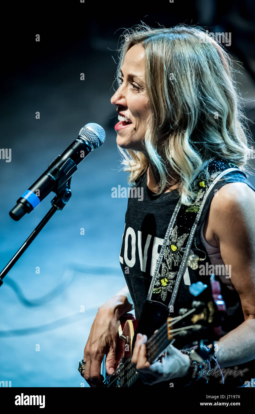 Sheryl Crow Live in Concert Stock Photo - Alamy