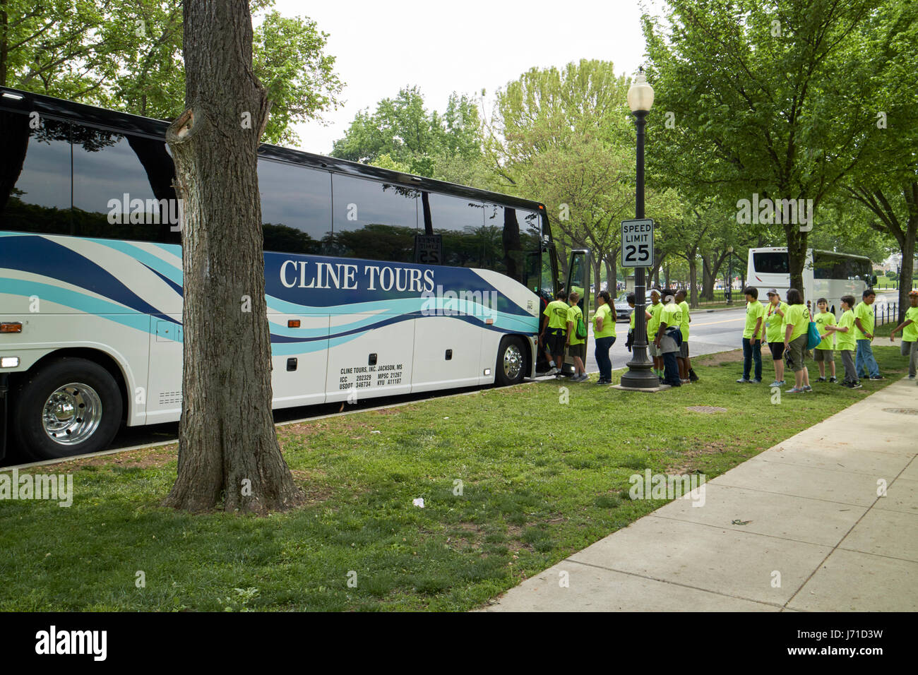 student tour group boarding a coach on the national mall Washington DC USA Stock Photo