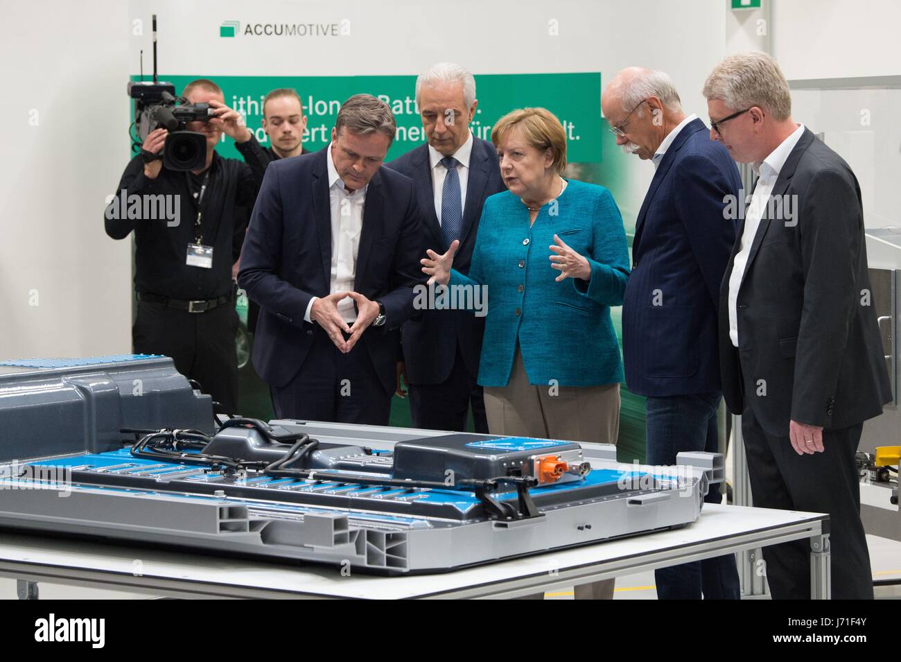 Kamenz, Germany. 22nd May, 2017. Markus Schaefer (L-R), a member of the board of directors of Mercedes-Benz Cars, the premier of the state of Saxony Stanislaw Tillich (CDU), German chancellor Angela Merkel (CDU), the CEO of Damiler Dieter Zetsche, and the CEO of Accumotive Frank Blome during a tour of the Daimler subsidiary's workshop in Kamenz, Germany, 22 May 2017. The foundation stone for a new Accumotive battery factory was laid on the same day. Credit: dpa picture alliance/Alamy Live News Stock Photo