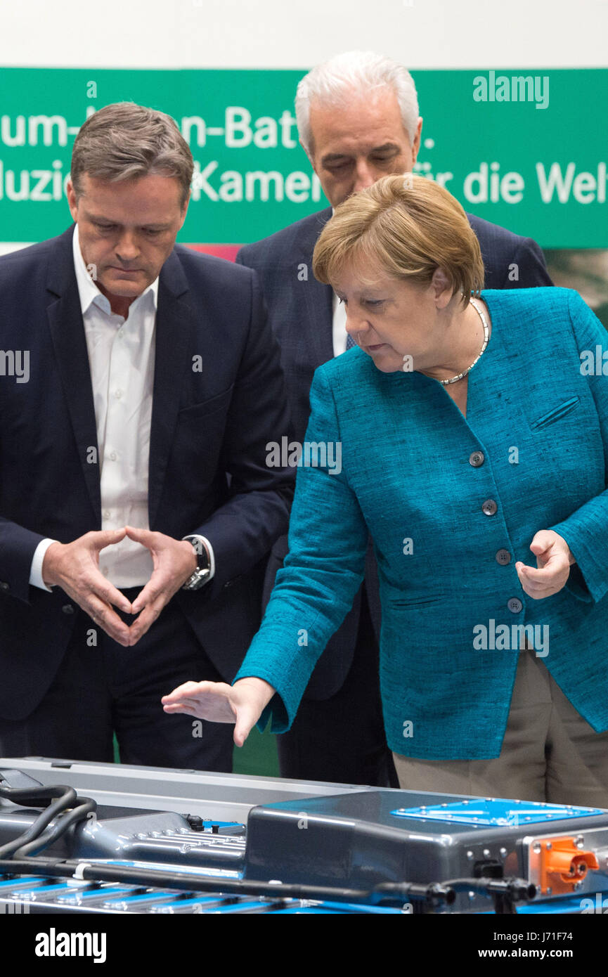 Kamenz, Germany. 22nd May, 2017. Markus Schaefer (L-R), a member of the board of directors of Mercedes-Benz Cars, the premier of the state of Saxony Stanislaw Tillich (CDU), and the German chancellor Angela Merkel (CDU) during a tour of the Daimler subsidiary's workshop in Kamenz, Germany, 22 May 2017. The foundation stone for a new Accumotive battery factory was laid on the same day. Credit: dpa picture alliance/Alamy Live News Stock Photo