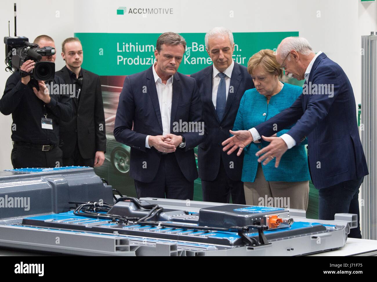 Kamenz, Germany. 22nd May, 2017. Markus Schaefer (L-R), a member of the board of directors of Mercedes-Benz Cars, the premier of the state of Saxony Stanislaw Tillich (CDU), German chancellor Angela Merkel (CDU), and the CEO of Damiler Dieter Zetsche during a tour of the Daimler subsidiary's workshop in Kamenz, Germany, 22 May 2017. The foundation stone for a new Accumotive battery factory was laid on the same day. Credit: dpa picture alliance/Alamy Live News Stock Photo