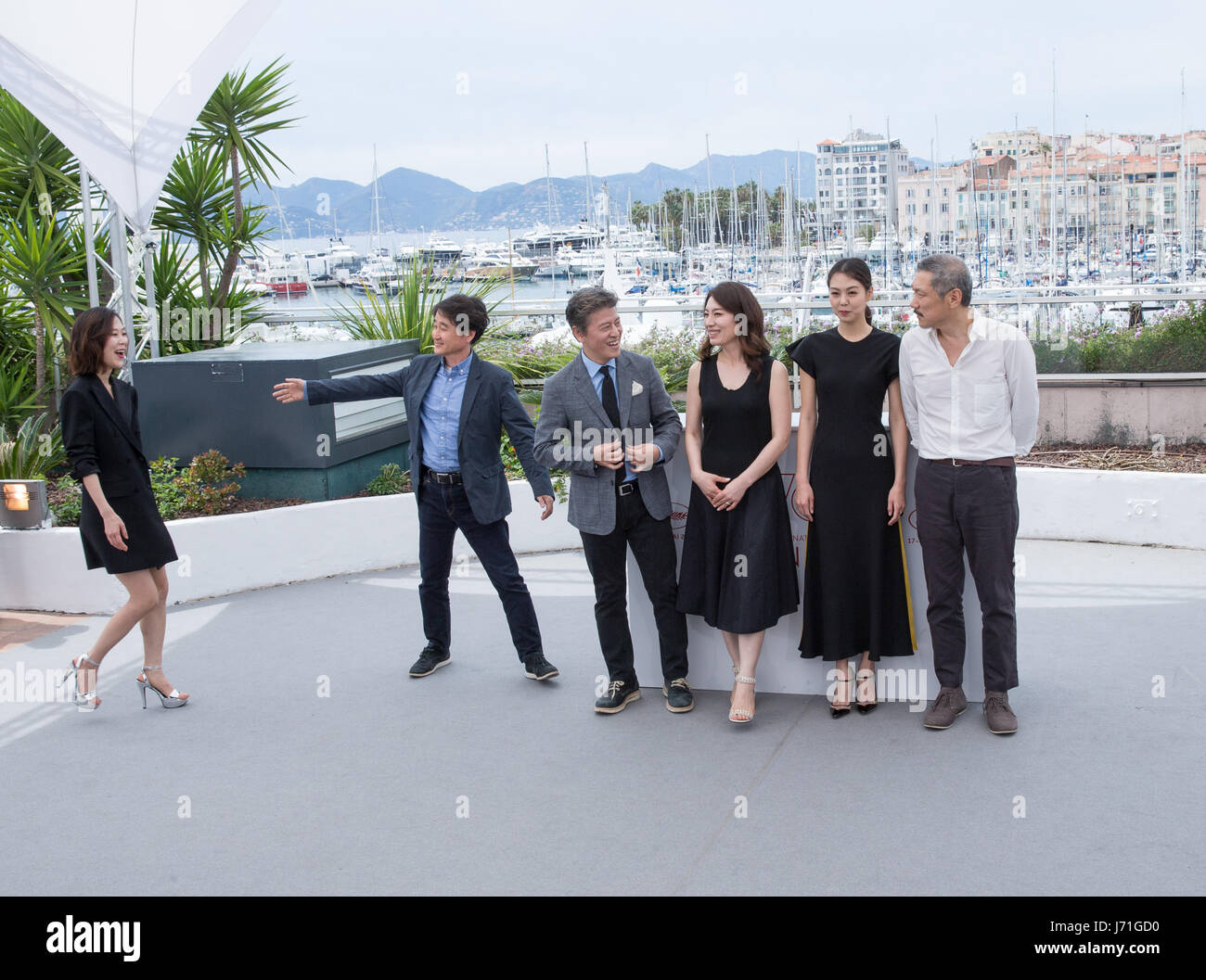 Cannes, France. 22nd May, 2017. Director Hong SangSoo (1st R) and cast members attend a photocall of the film "The Day After" during the 70th Cannes Film Festival at Palais des Festivals in Cannes, France, on May 22, 2017. The film "The Day After" directed by Hong SangSoo will compete for the Palme d'Or on the 70th Cannes Film Festival. Credit: Xu Jinquan/Xinhua/Alamy Live News Stock Photo