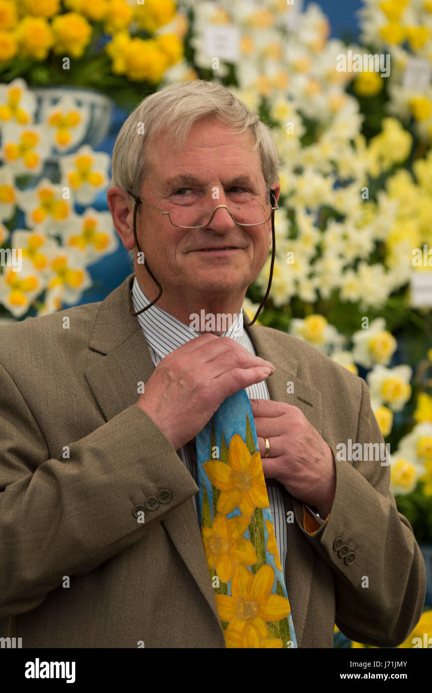 London, UK. 22nd May, 2017. Johnny Walkers of Walkers Bulbs adjusting his daffodil necktie at the RHS Chelsea Flower Show, May 22, 2017, London, UK Credit: Ellen Rooney/Alamy Live News Stock Photo