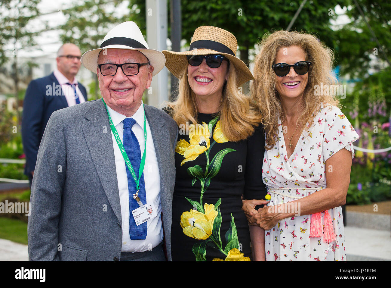 Chelsea London UK RHS Chelsea Flower Show Rupert Murdoch, Australian-born American media mogul and His Wife Jerry Murdoch together with Suzanne Wyman ife of former Rolling Stone Bill Wyman pose for photographers at Chelsea Flower Sow 2017 Credit: David Betteridge/Alamy Live News Stock Photo