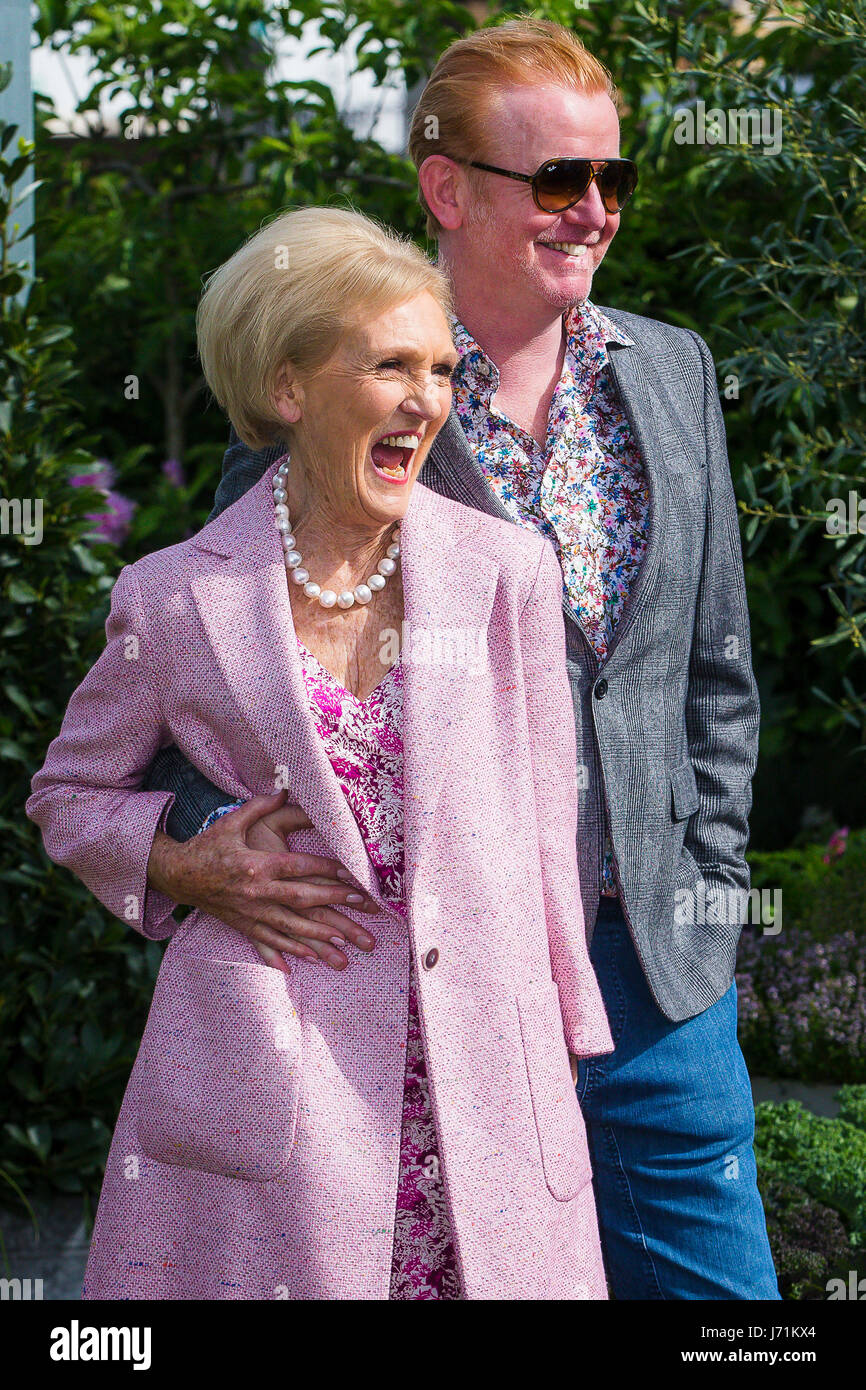 Chelsea London UK RHS Chelsea Flower Show. 22nd May 2017. Radio 2 Presenter Chris Evans with Great British Bake off Star Mary Perry enjoying the 2017 Chelsea Flower Show. Credit: David Betteridge/Alamy Live News Stock Photo