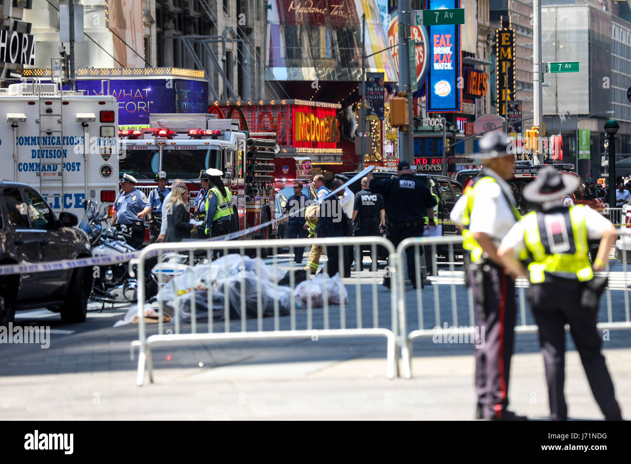 NEW YORK,NY, 18.05.2017 - ATROPELAMENTO-NEW YORK - Um carro em alta velocidade perdeu controle na Times Square e atropelou 14 pessoas, deixando um morto e 13 feridos que foram encaminhadas a hospital da regi„o. Policia de New York ainda n„o tem a informaÁ„o sobre ligaÁ„o com terrorismo. (Foto: William Volcov/Brazil Photo Press) Stock Photo